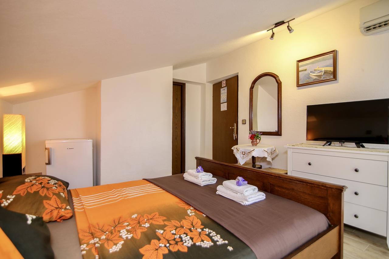 Pansion Adria Hotel Sveti Filip i Jakov Exterior photo